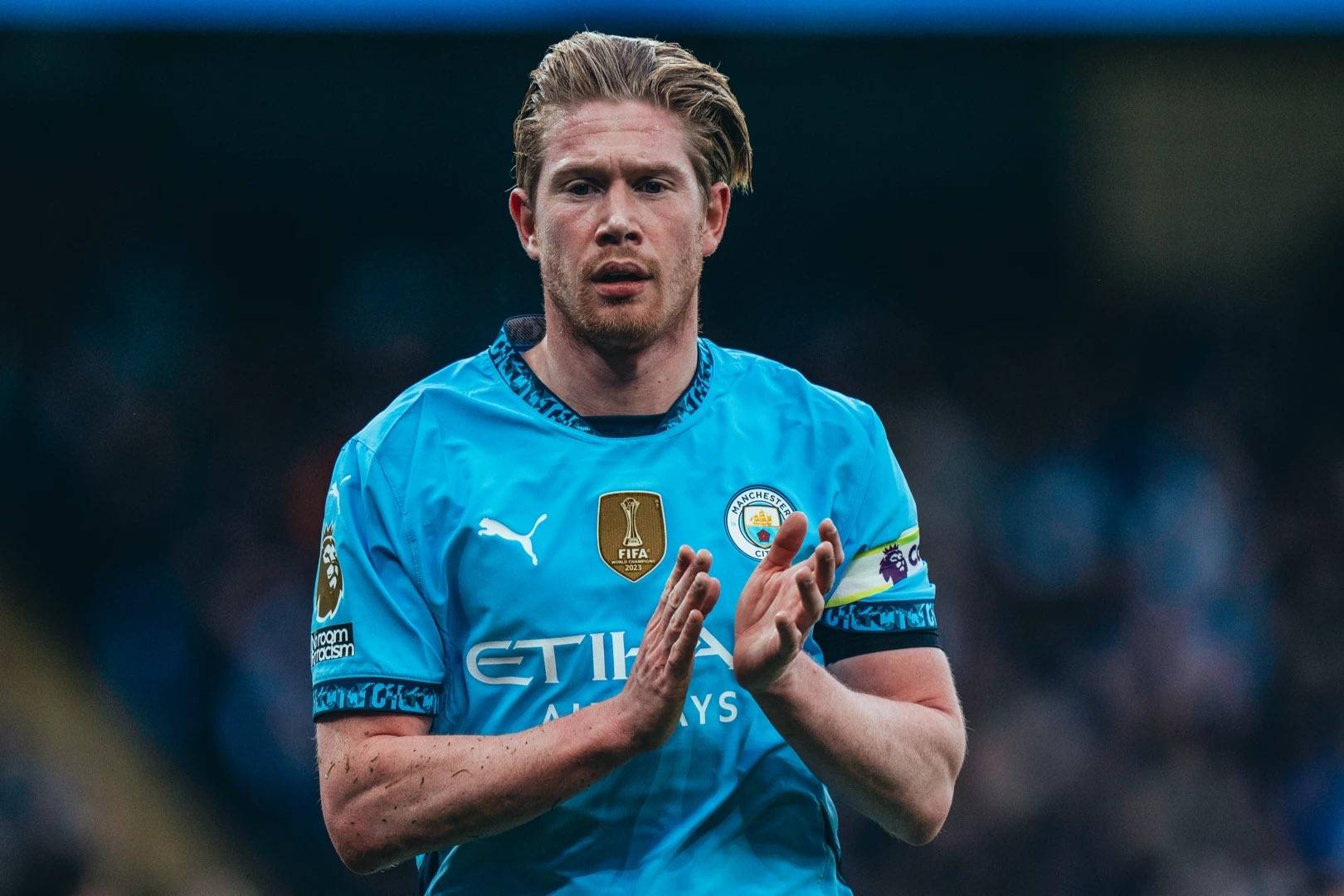 球迷举横幅感谢队长